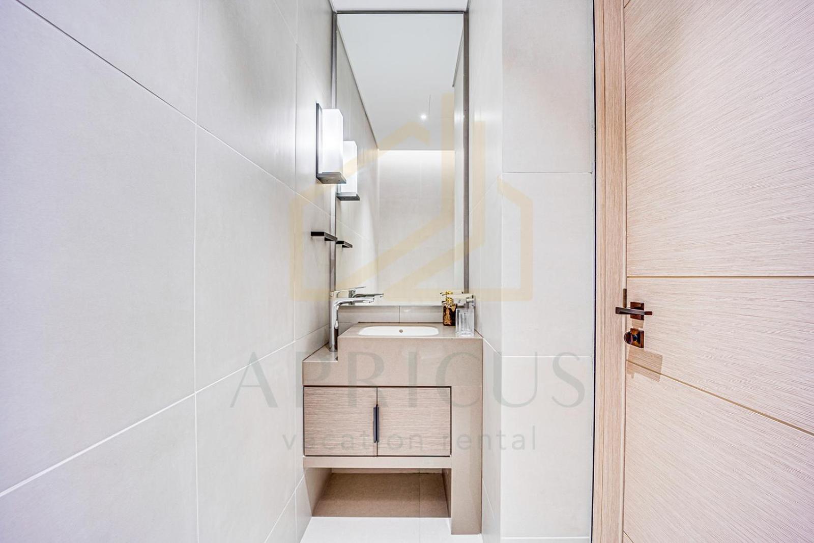 Spacious In Address Apartment